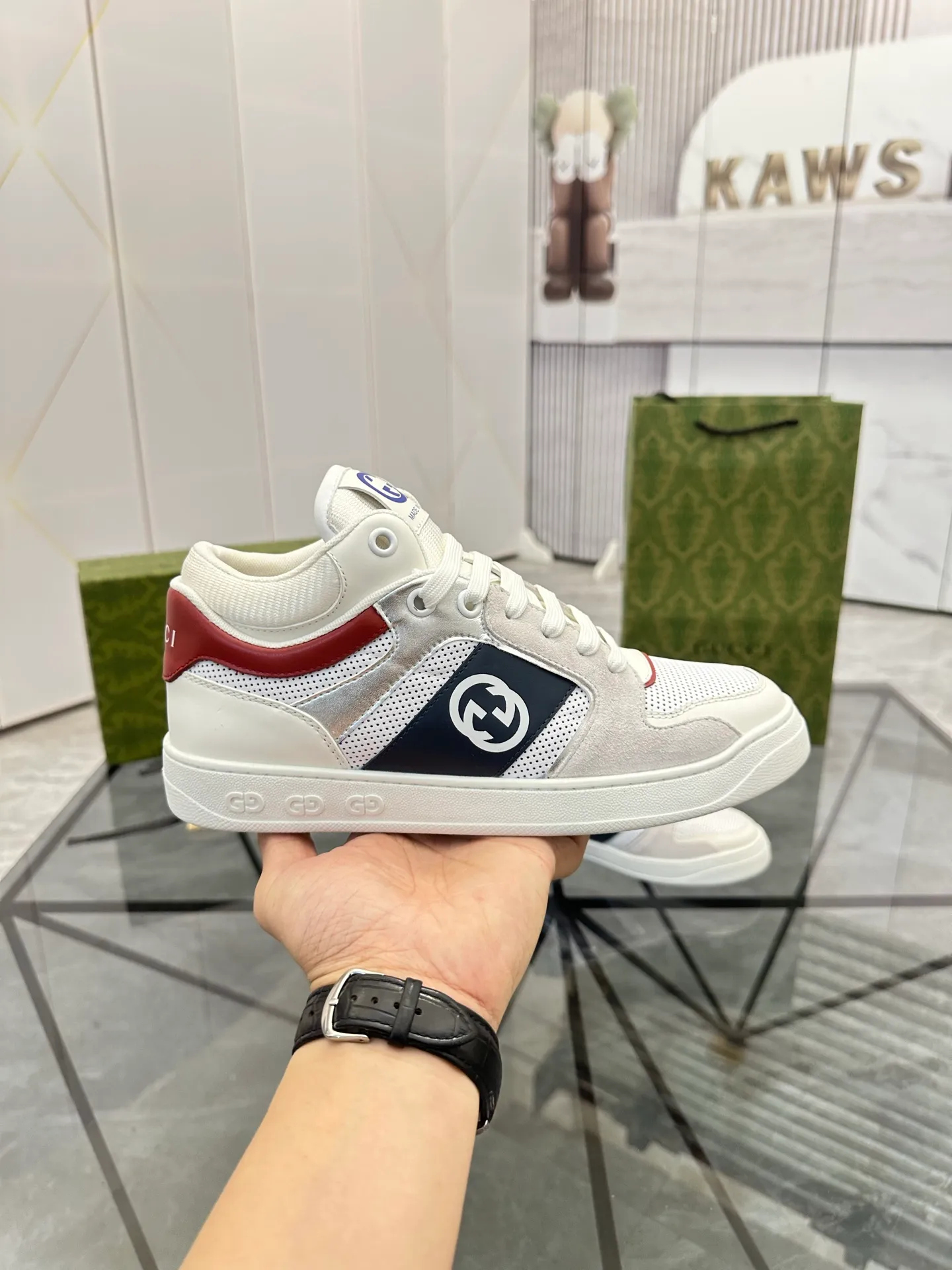 Selling men's shoes 💰: 💰P560¥ Top quality Product trademark: Gucci* "Gucci*" low-top casual shoes Regular size: 38-44 (can be customized to 45.46.) Product material: imported first-layer cowhide leather upper, breathable lining, original outsole. No.: 004
